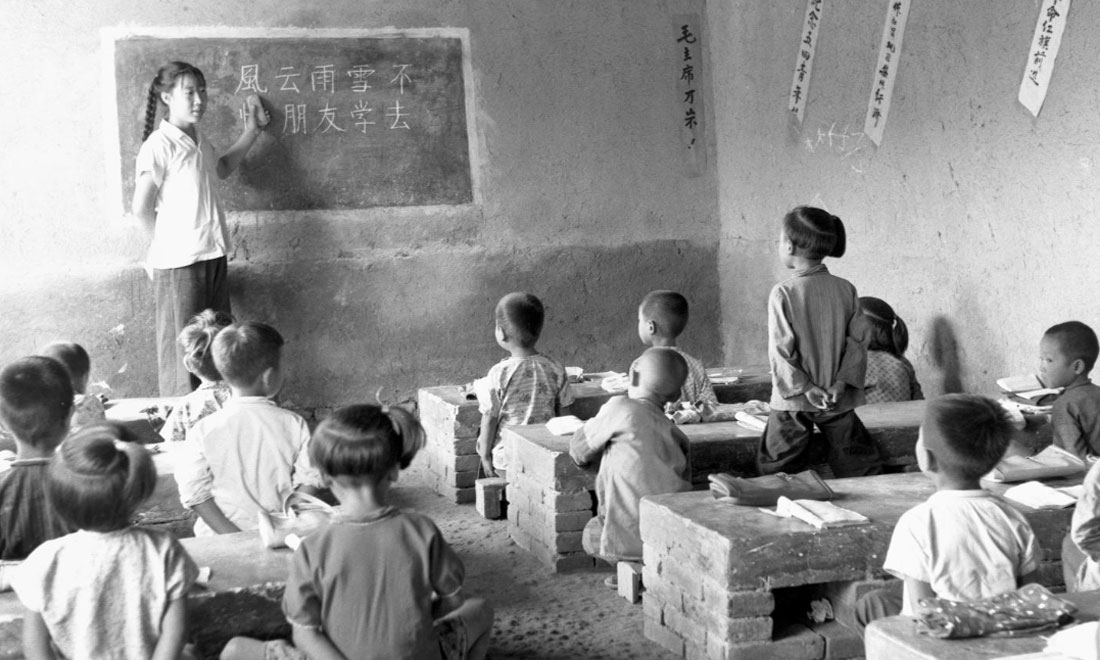 1964年夏，河北省壩縣煎茶鋪公社西煎大隊(duì)，一所耕讀小學(xué)的學(xué)生們?cè)谏险n。新華社記者梁一丁攝