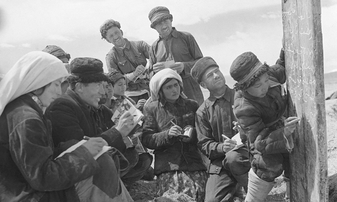 1960年6月，新疆慕士塔格峰下，大人們?cè)谛W(xué)生幫助下學(xué)習(xí)文化。新華社記者武純展攝