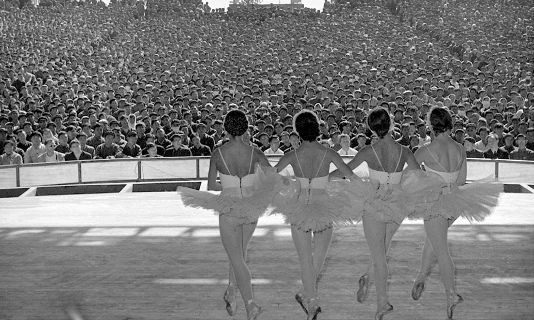 1957年10月，蘇聯(lián)國立新西伯利亞歌劇芭蕾舞劇院為北京石景山鋼鐵廠工人演出。新華社記者鄭震孫攝