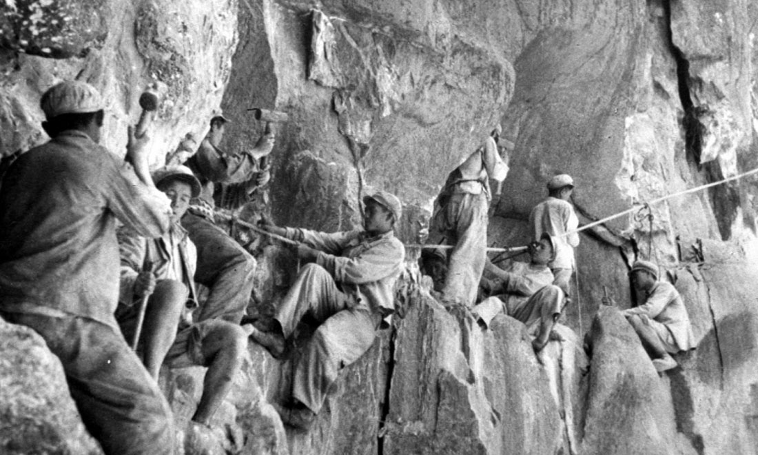 1954年，修筑康藏公路的解放軍戰(zhàn)士們?cè)谂瓋砂兜膽已露副谏媳偕街贰Ｐ氯A社稿 李萬春、張加里攝