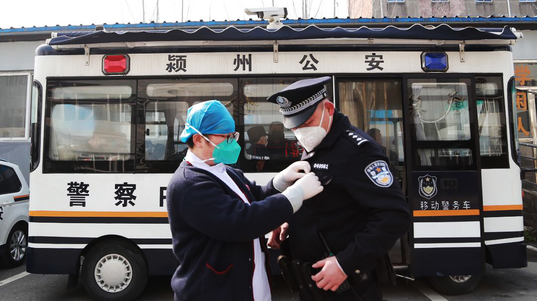 警察魏云龍：咫尺之間，各自奮戰(zhàn)