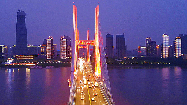 &ldquo;飛閱&rdquo;武漢長(zhǎng)江二橋：從冷冷清清到車流如梭