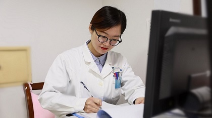 有才！這位女醫(yī)生自創(chuàng)說(shuō)唱視頻，讓科普更&ldquo;接地氣&rdquo;