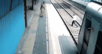 &ldquo;擦腳而過&rdquo;印男子穿鐵軌險喪命