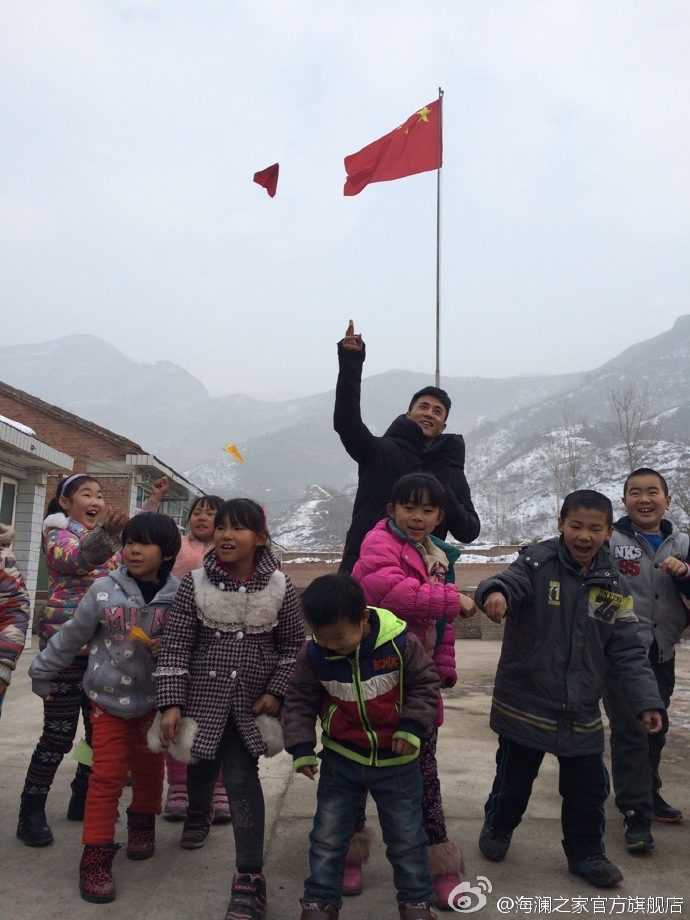 2015年&ldquo;多一克溫暖&rdquo;著名演員杜淳加入溫暖行動(dòng)。暖男杜淳很快和孩子們打成了一片，他和孩子們聊起了夢想，讓孩子們將它寫在紙上并折成紙飛機(jī)，領(lǐng)著孩子們來到操場上將帶著夢想紙飛機(jī)放飛。