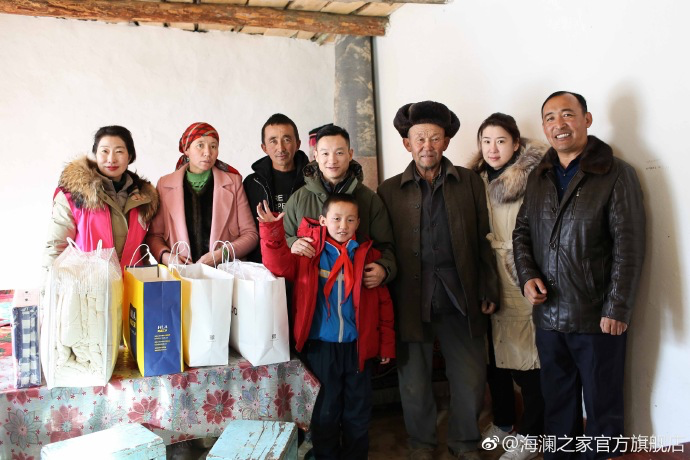 奧運(yùn)冠軍體操名將楊威把溫暖帶到北疆小朋友們的家中，把體育精神與奮斗的信念，傳遞到所有北疆孩子們的心中。