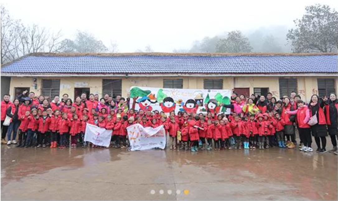 2018年11月6日，&ldquo;多一克溫暖&rdquo;團(tuán)隊(duì)走進(jìn)大涼山深處。為孩子們送去冬衣的同時(shí)，海瀾之家聯(lián)合網(wǎng)易打造在線課程平臺(tái)，把優(yōu)質(zhì)的教育資源也傳遞到偏遠(yuǎn)山區(qū)。同年，知名導(dǎo)演陸川特別參與監(jiān)制了&ldquo;多一克溫暖&rdquo;微電影《信歌》，為山區(qū)送去&ldquo;暖身又暖心&rdquo;的力量。