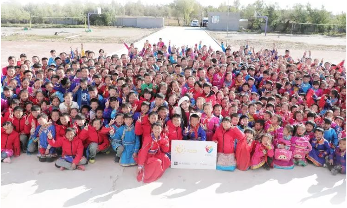 不知不覺，&ldquo;多一克溫暖&rdquo;已經(jīng)步入第六年。2019年10月14日，林志玲首次作為公益同行人，攜手鳳凰網(wǎng)&ldquo;護(hù)童計(jì)劃&rdquo;，與&ldquo;多一克溫暖&rdquo;一起趕赴內(nèi)蒙古回訪茫汗蘇木中心校的&ldquo;志玲姐姐之家&rdquo;，給那里的孩子送去溫暖。