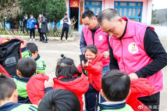 2019年11月，海瀾之家的志愿者們來到了貴州六盤水市的南開鄉(xiāng)。這里地域偏遠(yuǎn)溝壑縱橫。志愿團(tuán)隊(duì)就這樣小心謹(jǐn)慎的行駛在霧蒙蒙的山路上，堅(jiān)持把物資送到了塢鉛小學(xué)的孩子們手里。