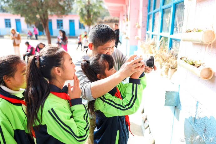 盡管身處大山，塢鉛小學(xué)卻到處都是驚喜，自制插花、獨(dú)一無二的石頭畫、杉木墩上的24節(jié)氣圖&hellip;&hellip;孩子們從不缺少發(fā)現(xiàn)美的眼睛。2019年，海瀾之家特別準(zhǔn)備了攝影課堂，讓孩子們通過拍照的方式自由地傳達(dá)真善美。