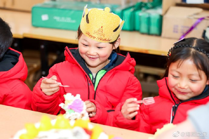 從暖身到暖心，海瀾之家的志愿者們不僅為孩子們帶去了學(xué)習(xí)用品，還帶去了生日蛋糕，給孩子們過了一個(gè)難忘的生日party。生長在山區(qū)的他們，過生日也只能和在外打工的父母通個(gè)電話，許多孩子還是第一次和這么多人一起吹蠟燭許生日愿望。