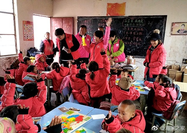 2018年，由海瀾之家攜手網(wǎng)易新聞打造的&ldquo;多一課溫暖&rdquo;課程平臺(tái)讓一間間溫暖的課堂走向深山與邊陲。帶著貼合孩子教育需求的線上內(nèi)容和教師、各領(lǐng)域KOL及愛心人士組成的愛心團(tuán)隊(duì)，海瀾之家用實(shí)際行動(dòng)為孩子的教育加溫，踐行&ldquo;多一克溫暖&rdquo;。