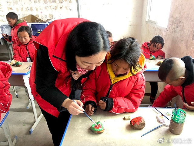 在繪畫課上，孩子們畫出心中想象的世界，不斷汲取關(guān)于美的知識(shí)。&ldquo;多一克溫暖&rdquo;帶給孩子們的是未來人生更多的機(jī)會(huì)與可能。公益行動(dòng)不應(yīng)只提供物質(zhì)捐贈(zèng)，更要加強(qiáng)對山區(qū)孩子們精神世界與未來發(fā)展的重視。