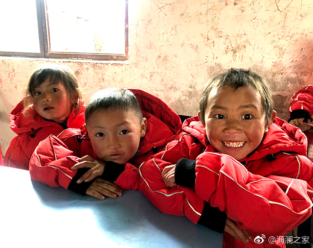 在四川省西南部川滇交界處的大涼山深處，坐落著一所紅旗小學(xué)。每當(dāng)最寒冷的季節(jié)到來，這里的許多孩子們不得不共用一件冬衣御寒。 &ldquo;多一克溫暖&rdquo;與暖流計(jì)劃記錄下了孩子們開心的笑臉。這些笑臉，都是&ldquo;多一克溫暖&rdquo;前行中的源源動(dòng)力。
