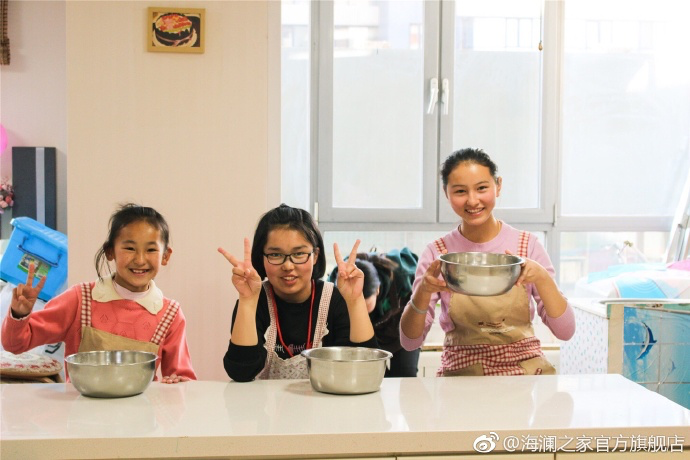 2017年 &ldquo;寒令營&rdquo;團(tuán)隊(duì)從不同角度，為北疆山區(qū)的孩子們打開了一個(gè)豐富的世界。來到北京，他們觀看了升旗儀式，參觀了故宮，走進(jìn)北京海洋館和動(dòng)物園。這次寒令營，展現(xiàn)在他們面前的是此前從未看到過的世界，意義非凡。