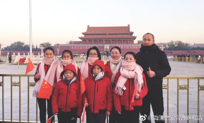 寒令營的第一天，孩子們觀看了升旗儀式，走進(jìn)故宮暢聽歷史故事。祖國的樣貌開始在他們心里清晰，未來的希望開始在他們心中發(fā)芽。海瀾之家&ldquo;多一克溫暖&rdquo;團(tuán)隊(duì)帶給孩子們精神世界的富足，照亮孩子們夢想的啟蒙之路。