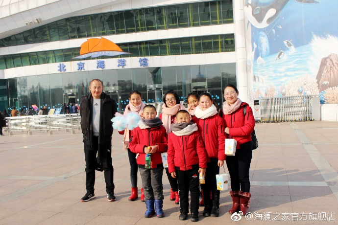 在海洋館，充滿求知欲和好奇心的孩子們像是一個(gè)個(gè)落入仙境的愛麗絲，不斷地提問，并用手中的紙筆和相機(jī)，記錄每一個(gè)畫面和知識(shí)，說要回去講給其他小伙伴和家人們聽。