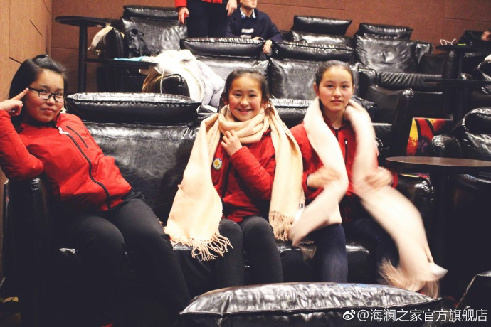 彼時(shí)恰逢《尋夢環(huán)游記》上映，&ldquo;寒令營&rdquo;的孩子們一起在電影院觀看了電影，平日里最鬧騰的孩子，在第一次看3D電影時(shí)也變得安靜專注。孩子們在這段旅程中增長了見識(shí)，一個(gè)更豐盛的世界就這樣打開了。