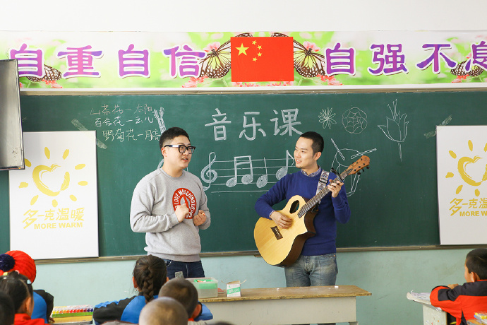 &ldquo;多一克溫暖&rdquo;公益活動(dòng)的老朋友好妹妹樂隊(duì)，為孩子們帶來了音樂和繪畫課，用音符溫暖孩子們的心靈，用畫筆繪出更繽紛的世界。不斷匯聚的愛心，讓寒冷的北疆進(jìn)入到更多人的視野當(dāng)中，也讓孩子們臉上的笑容更燦爛。