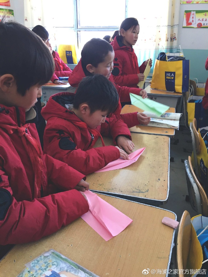 &ldquo;多一克溫暖&rdquo;的志愿者為孩子們帶去承載夢想的手工課，孩子們通過剪紙、畫畫、折紙飛機(jī)，讓自己的夢想在手中凝聚，隨紙飛機(jī)一起飛向天空，為凜冬帶來五彩斑斕的希望。