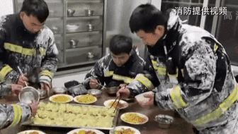 零下14度滅火后 消防員吃飯這一幕讓人心疼！