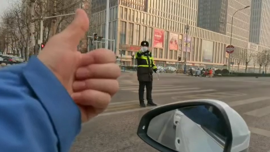 石家莊路人和交警的這個(gè)&ldquo;暗號(hào)&rdquo;，真暖！
