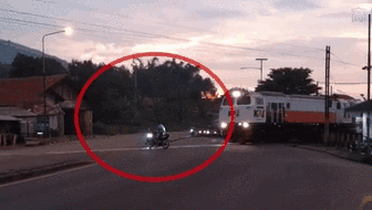 魯莽！無視警報(bào) 印尼男子強(qiáng)穿鐵軌險(xiǎn)被撞