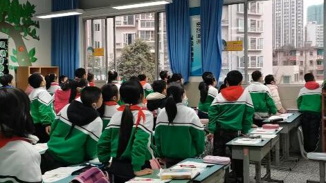 課上到一半，同學(xué)們卻把頭望向了外面！校長說：點贊！