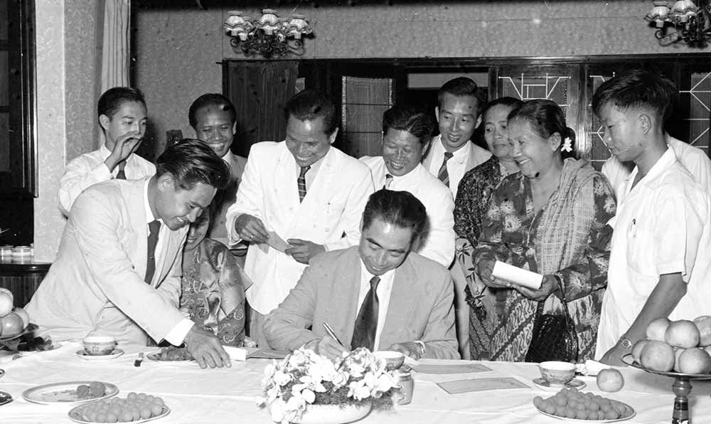 1955年4月25日，為迎接亞非會(huì)議而組織的萬隆人民委員會(huì)的代表請(qǐng)周恩來總理簽名留念。