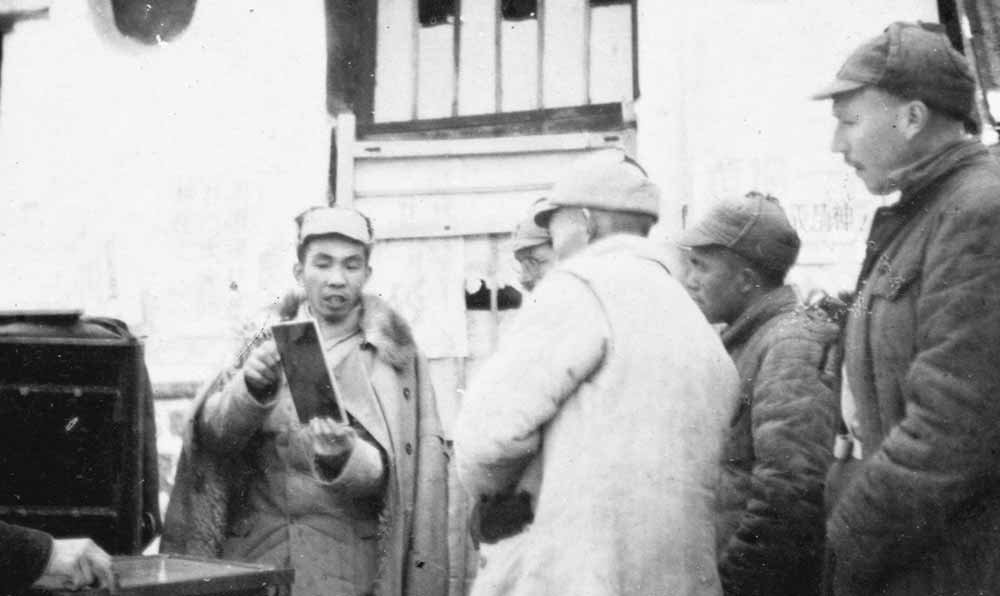 沙飛向參觀者講《晉察冀畫報(bào)》的制版情況。