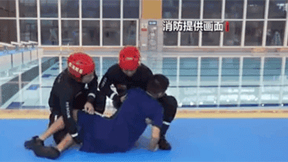 水中遇險 如何自救與施救？黃金30秒 如何將溺水者救上岸？