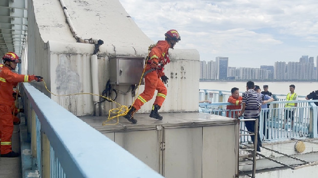 飛躍一撲！杭州消防員10秒救人