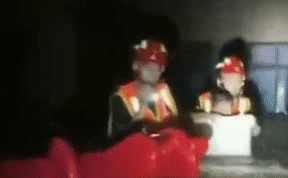 整理箱變小船 小朋友，消防員叔叔來了！