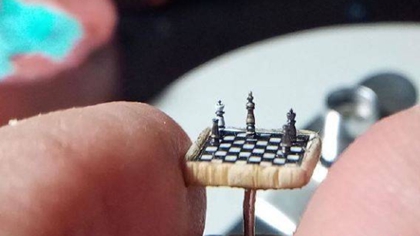 比指甲蓋還??！ 土耳其微雕藝術(shù)家雕出超小國(guó)際象棋