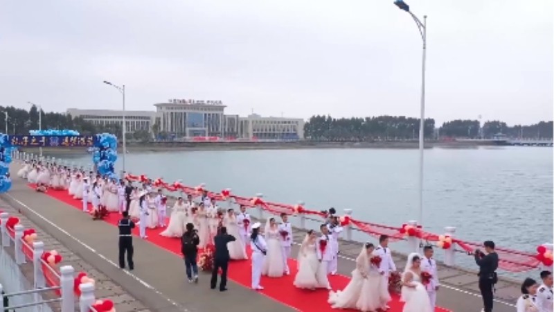 乘風破浪來娶你！海軍某部30對新人舉行集體婚禮
