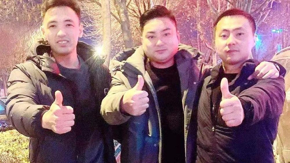 熱點(diǎn)快追｜路面結(jié)冰大貨車(chē)開(kāi)始溜車(chē)！24塊&ldquo;救命石&rdquo;幫助緊急脫險(xiǎn)