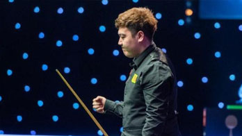 英國：首位00后冠軍！顏丙濤登頂斯諾克大師賽