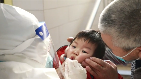 這一跪，謝謝你最美的&ldquo;核酸護(hù)士&rdquo;