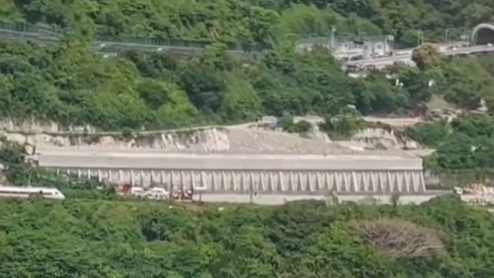臺(tái)灣花蓮：臺(tái)鐵一列車發(fā)生出軌事故&mdash;&mdash;37人無生命跡象 多節(jié)車廂變形