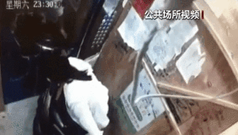 電梯內(nèi)突發(fā)自燃 電動車進樓怎么禁？ 發(fā)現(xiàn)電瓶車有起火苗頭應立刻撤離