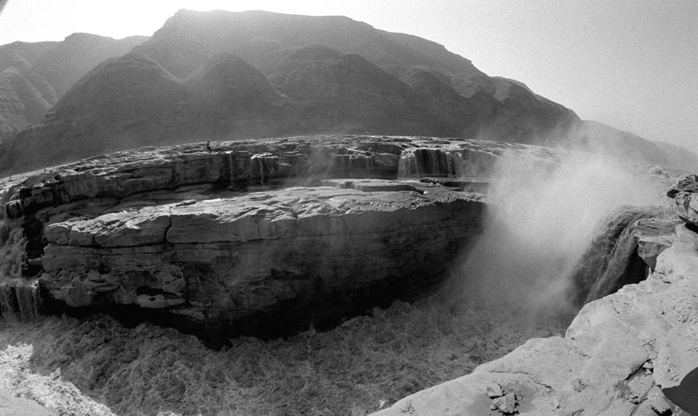 黃河壺口瀑布景色。
