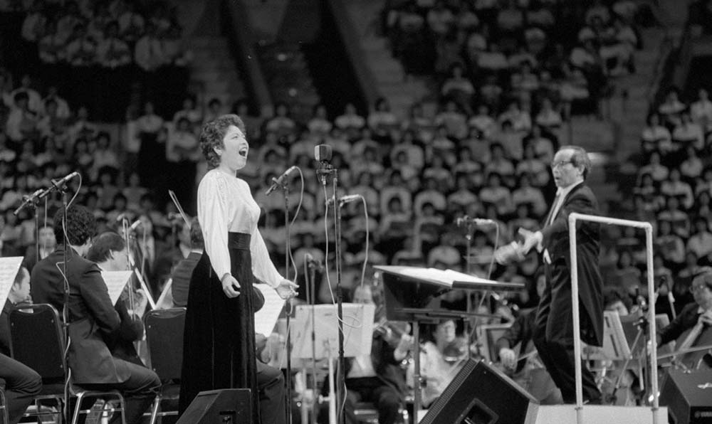 女高音歌唱家汪燕燕在香港&ldquo;黃河音樂節(jié)&rdquo;上演唱《黃河怨》。