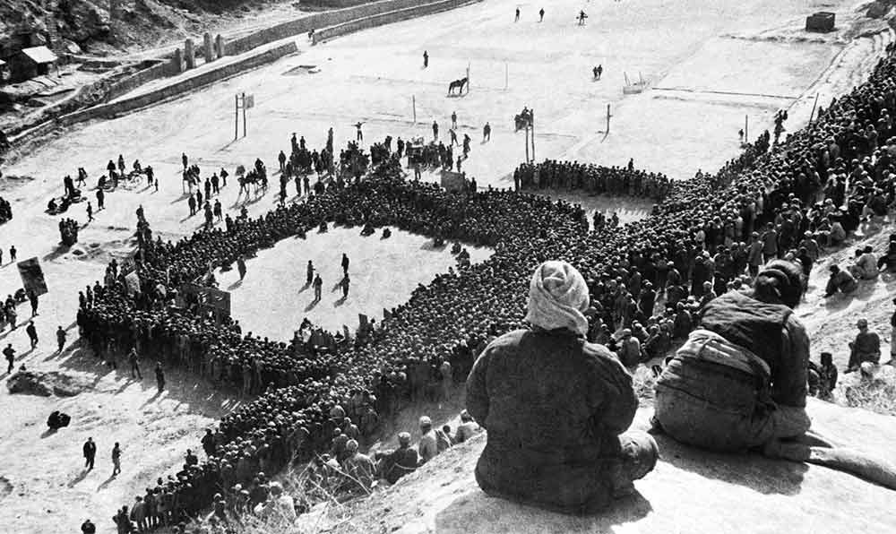東北文代大會(huì)為慶祝斯大林70壽辰，由魯藝文工團(tuán)演出黃河大合唱。