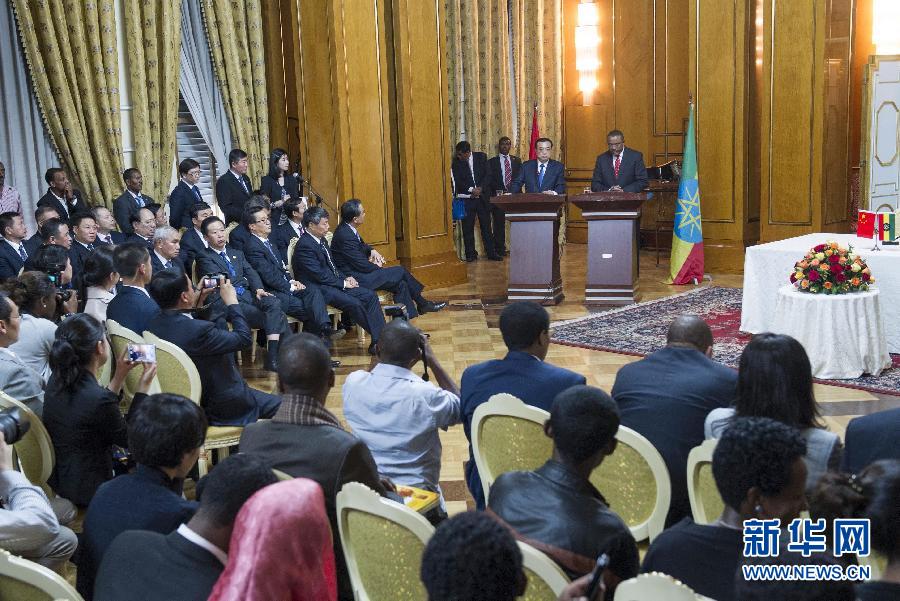 5月4日，國務院總理李克強在亞的斯亞貝巴與埃塞俄比亞總理海爾馬里亞姆舉行會談。這是會談后，李克強與海爾馬里亞姆共同會見記者。 新華社記者 王曄 攝