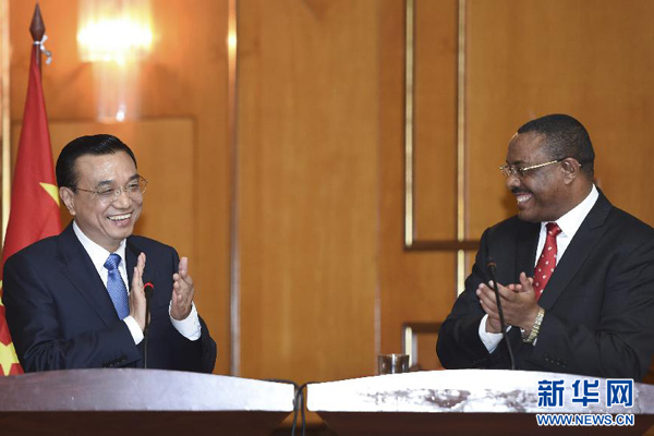 5月4日，國務院總理李克強在亞的斯亞貝巴與埃塞俄比亞總理海爾馬里亞姆舉行會談。這是會談結束后，李克強與海爾馬里亞姆共同會見記者。 新華社記者 李學仁 攝