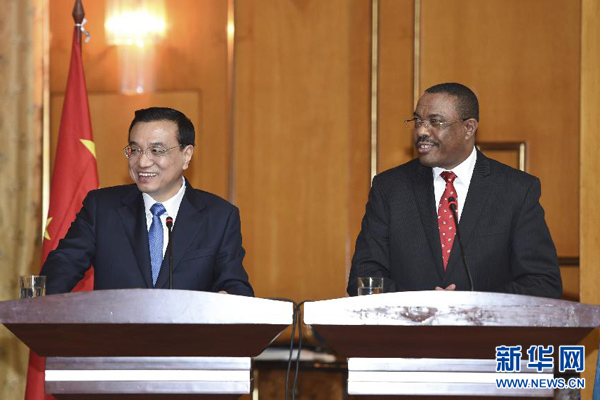 5月4日，國務院總理李克強在亞的斯亞貝巴與埃塞俄比亞總理海爾馬里亞姆舉行會談。這是會談后，李克強與海爾馬里亞姆共同會見記者。 新華社記者 李學仁 攝