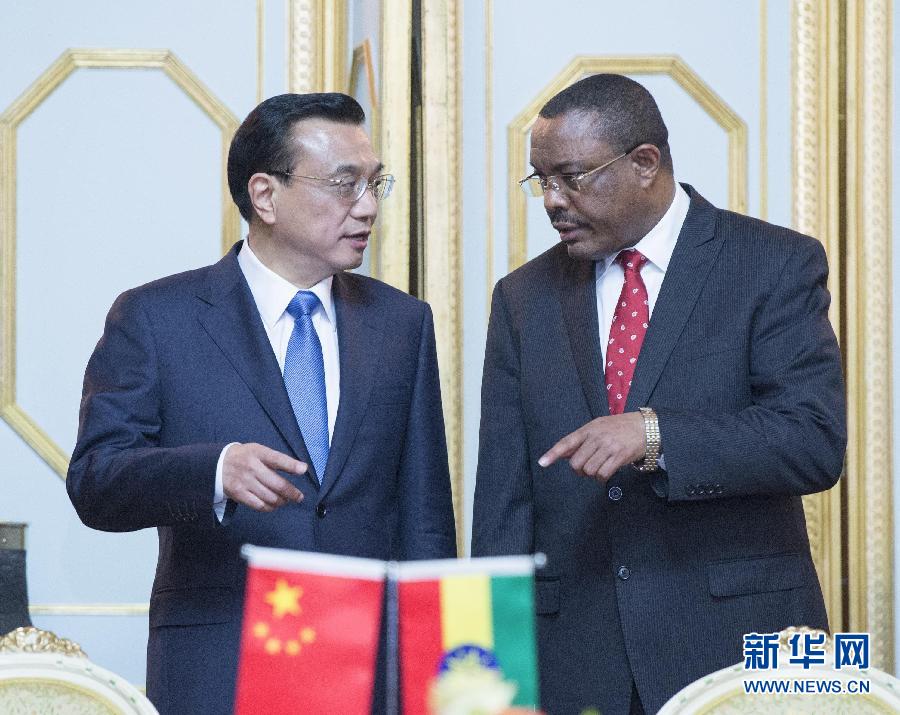 5月4日，中國(guó)國(guó)務(wù)院總理李克強(qiáng)在亞的斯亞貝巴與埃塞俄比亞總理海爾馬里亞姆舉行會(huì)談。這是會(huì)談后，李克強(qiáng)與海爾馬里亞姆共同出席有關(guān)文件簽字儀式。 新華社記者 王曄 攝