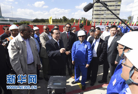 這是李克強與海爾馬里亞姆看望施工人員。新華社記者 李學仁 攝