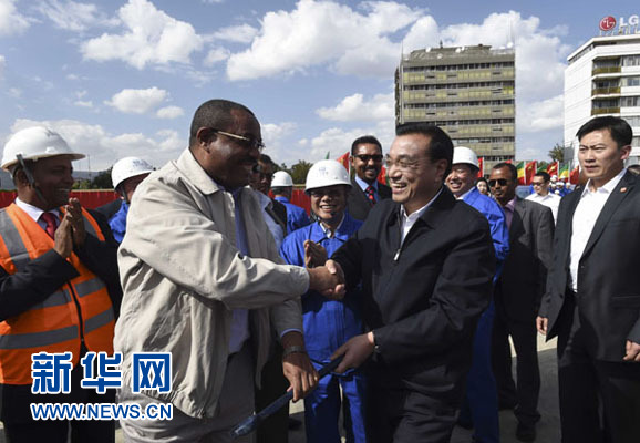 5月5日，中國國務院總理李克強考察亞的斯亞貝巴輕軌項目，埃塞俄比亞總理海爾馬里亞姆陪同。新華社記者 李學仁 攝