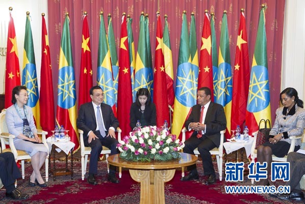 李克強(qiáng)總理夫人程虹、穆拉圖總統(tǒng)夫人梅阿扎參加會見。新華社記者王曄攝